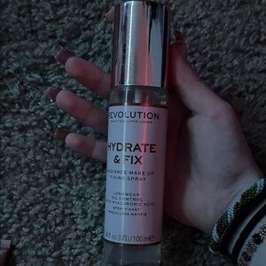 Revolution Hydrate & Fix Radiance Makeup Spray - Pink and Silver